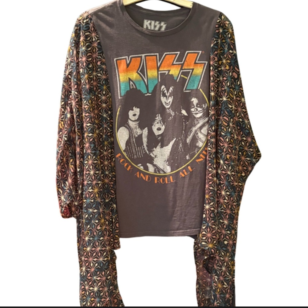 Kiss Graphic Tee with Patterned Bohemian Sheer Sleeves kimono